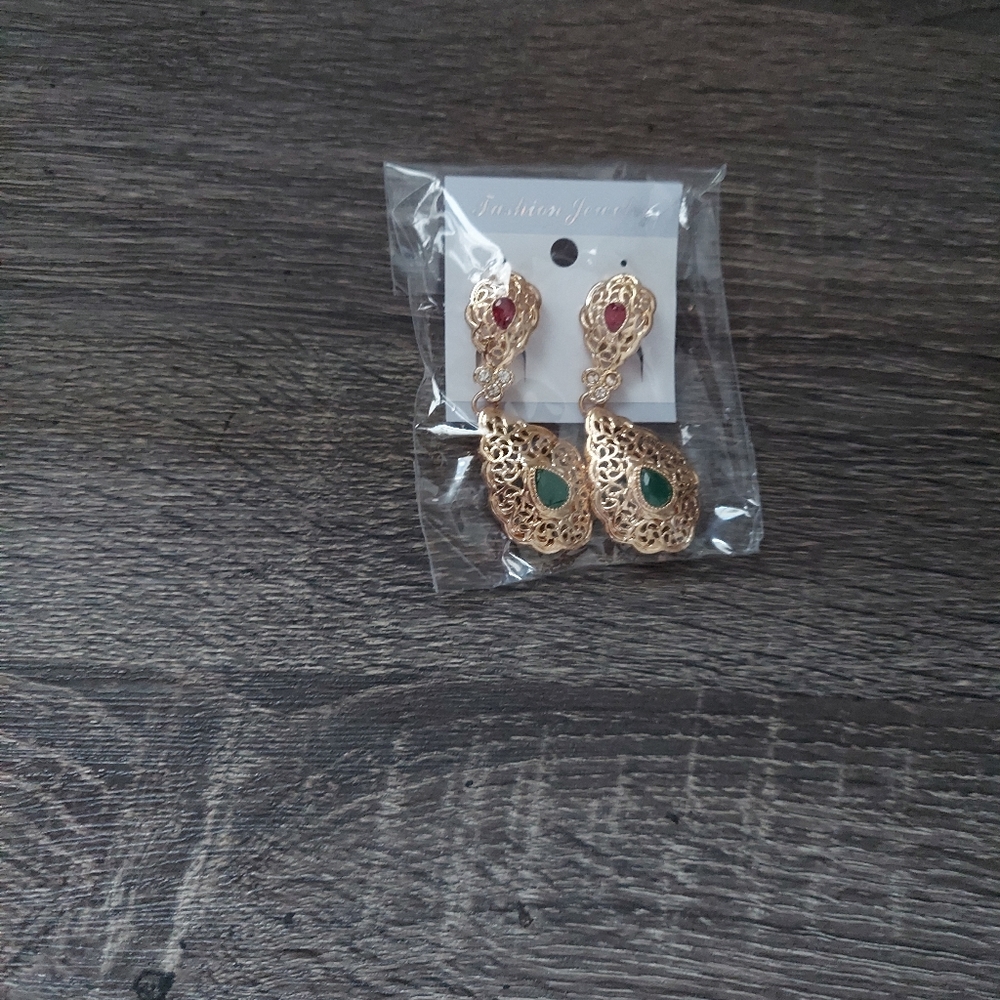 Timeless Elegance: Chic Classic Gold Color Drop Earrings - Picture 9 of 16